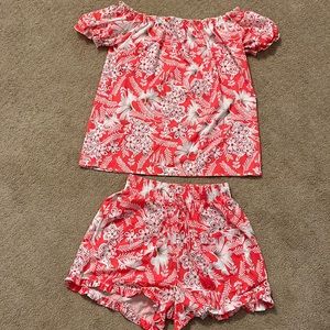 Super cute two piece off the shoulder shorts set. Size small.